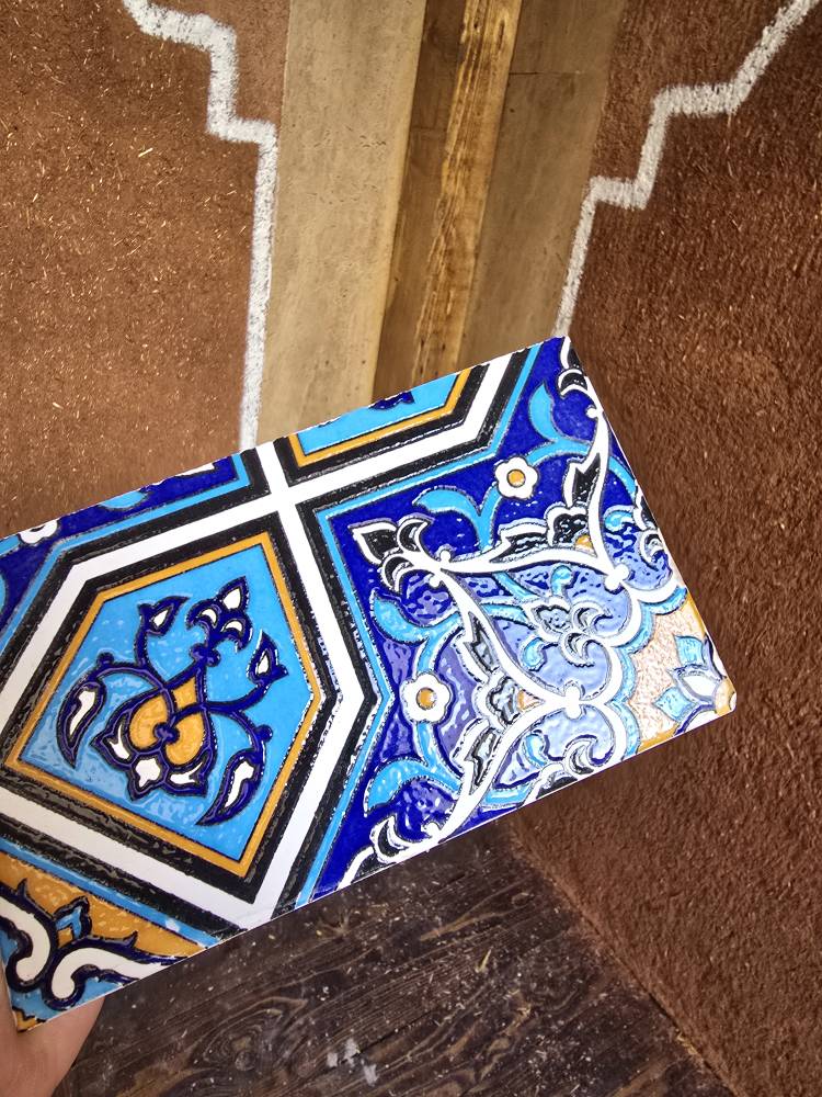 نمونه کاشی از نمای نزدیک با نقوش برجستهClose-up of a tile sample with relief patterns