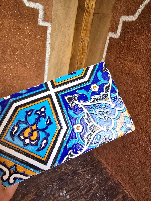 نمونه کاشی از نمای نزدیک با نقوش برجستهClose-up of a tile sample with relief patterns
